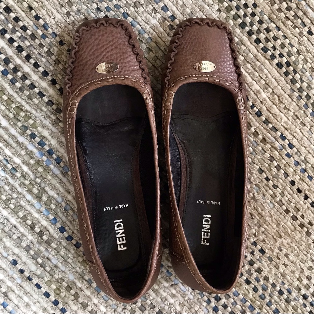 FENDI 🇮🇹 Pebbled Leather Logo Driver Flat-6.5/37